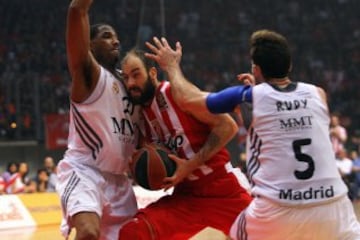 Vassilis Spanoulisdel Olympiacos disputa la bola con Tremmell Darden.