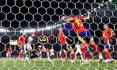 Declan Rice remata de cabeza un córner, despeja Unai Simón, vuelve a cabecear Marc Guéhi y el delantero del español, con la testa, saca el balón sobre la línea de gol y evitar el 2-2.