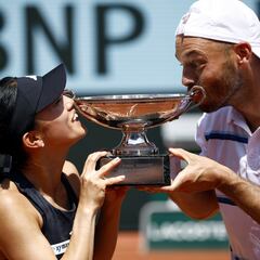 Kato gana el dobles mixto y reta a Sorribes y a Bouzkova
