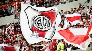 BUENOS AIRES, ARGENTINA - SEPTEMBER 24: Fans of River Plate cheer for their team during a match between River Plate and Talleres as part of Liga Profesional 2022 at at Estadio Mas Monumental Antonio Vespucio Liberti on September 24, 2022 in Buenos Aires, Argentina. (Photo by Marcelo Endelli/Getty Images)