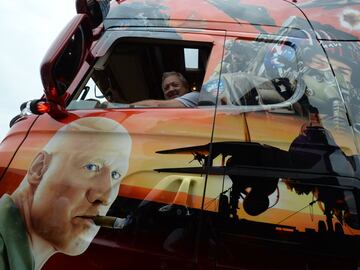 El conductor de camión belga Bertrand Broquesoy posa en su Scania V8 660 Hp, pintado como homenaje a la película "Top Gun" de Tony Scott, filmada en 1986,