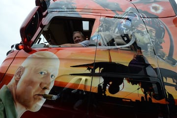 El conductor de camión belga Bertrand Broquesoy posa en su Scania V8 660 Hp, pintado como homenaje a la película "Top Gun" de Tony Scott, filmada en 1986,
