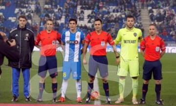 Espanyol-Levante. El árbitro Carlos Velasco Carballo, arropado por los capitanes de ambos equipos, Javi López y David Navarro, los asistentes, Roberto Alonso Fernández y Juan Carlos Yuste Jiménez, y el cuarto árbitro Sergio Usón Rosel.