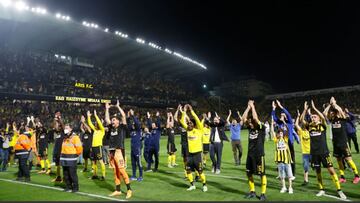 Los jugadores del Aris estallaron de j&uacute;bilo al terminar el partido y festejaron con su afici&oacute;n.