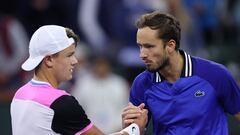 El tenista ruso Daniil Medvedev saluda al danés Holger Rune tras ganarle en los cuartos de final de Indian Wells.