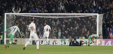 1-1. El VAR dio validez al primer gol de Sergio Canales.