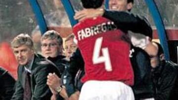 <b>CESC MARCÓ Y SE DESPIDIÓ DE REYES.</b> El Madrid también estaba pendiente de lo que ocurriera ayer con Cesc Fàbregas, al que quería Capello en su equipo para el año que viene. Wenger le puso como titular ante el Dinamo de Zagreb y su fichaje quedó descartado. Cuando marcó un gol dio a Reyes el abrazo del adiós.