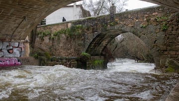 El río Manzanares a su paso por el Puente Viejo, a 7 de marzo de 2025, en Manzanares el Real, Madrid (España). La Agencia Estatal de Meteorología (Aemet) ha activado el aviso amarillo por lluvias en la Sierra de Guadarrama. Además, la Comunidad de Madrid ha puesto en marcha el plan de inundaciones ante la previsión meteorológica. Se prevé una precipitación acumulada en 12 horas de 40 litros por metro cuadrado.
07 MARZO 2025;LLUVIA;INUNDACIONES;RÍO;SIERRA;RECURSOS
Rafael Bastante / Europa Press
07/03/2025