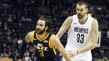 Ricky Rubio ante Marc Gasol durante el partido entre los Memphis Grizzlies y los Utah Jazz.