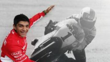 CON SU JEFE. Jorge Martín junto a una foto de su jefe, Aspar, que adorna las paredes del túnel de acceso al circuito del Jarama.