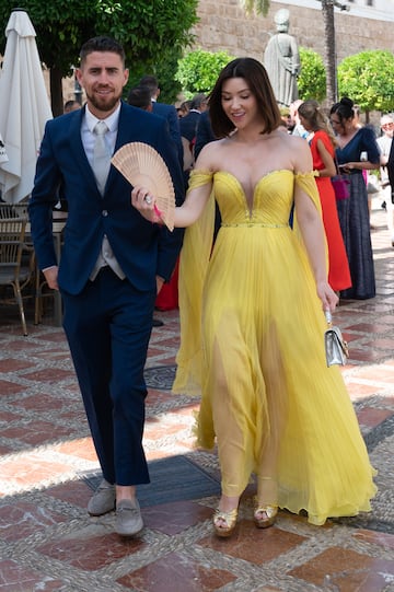 Jorginho Frello junto a su pareja en la ceremonia de matrimonio de Kepa Arrizabalaga.