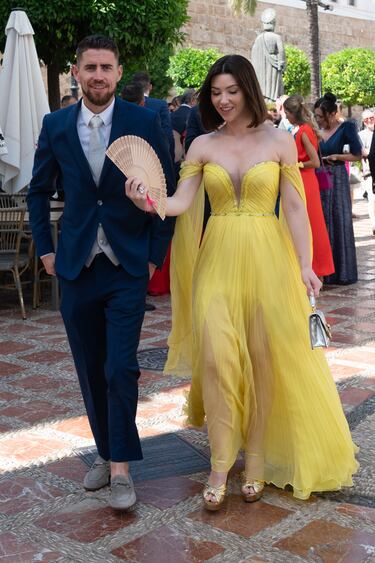 Jorginho Frello junto a su pareja en la ceremonia de matrimonio de Kepa Arrizabalaga.