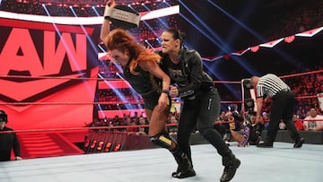 Shayna Baszler ataca a Becky Lynch en Raw.