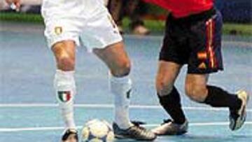 <b>POCAS IDEAS.</B> Bertone le esconde el balón a Daniel, que no ha cuajado un buen campeonato.