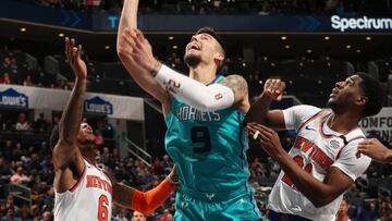 Willy Hernang&oacute;mez, durante el partido de la NBA que ha enfrentado a los Charlotte Hornets y a los New York Knicks