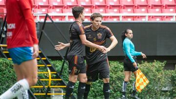 Jugadores de Leones Negros festejan un gol contra Chivas.