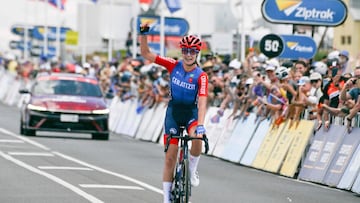 Ceratizit Pro Cycling team rider Daniek Hengeveld from the Netherlands celebrates winning the women's first stage of the Tour Down Under cycling race in Adelaide on January 17, 2025. (Photo by Brenton Edwards / AFP) / -- IMAGE RESTRICTED TO EDITORIAL USE - STRICTLY NO COMMERCIAL USE --