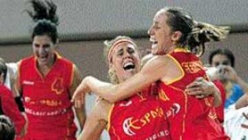 <b>EUFORIA.</B> Tras muchos minutos de nervios, errores y sufrimientos, las españolas pudieron festejar el triunfo y la medalla de bronce.