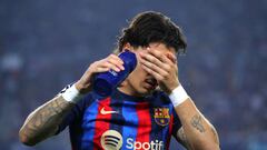 BARCELONA, SPAIN - OCTOBER 26: Hector Bellerin of FC Barcelona sprays water during the UEFA Champions League group C match between FC Barcelona and FC Bayern München at Spotify Camp Nou on October 26, 2022 in Barcelona, Spain. (Photo by Eric Alonso/Getty Images)