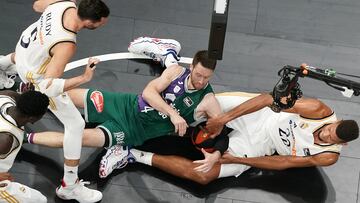 Tyler Kalinoski, escolta del Unicaja, pelea por un balón en el suelo con Edy Tavares, pívot del Madrid, mientras Rudy Fernández y Eli Ndiaye siguen la acción durante la Supercopa.