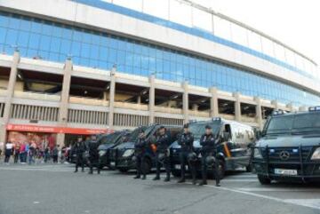 Dispositivo de seguridad en el exterior del estadio Vicente Calderón.