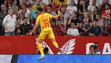 SEVILLA, 01/05/2023.- El defensa del Girona Juanpe Ramírez celebra tras marcar ante el Sevilla, durante el partido de LaLiga Santander de fútbol que Sevilla FC y Girona FC disputan este lunes en el estadio Ramón Sánchez-Pizjúan. EFE/Raúl Caro
