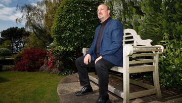 Rafa Ben&iacute;tez posa para AS en el jard&iacute;n de su domicilio cercano a Liverpool.