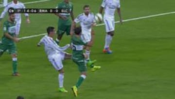 Madrid y Elche protestaron los penaltis que Clos les señaló