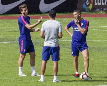 Simeone mantuvo una larga charla con Saúl y Koke.