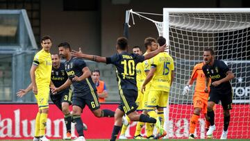 Verona (Italy), 18/08/2018.- Juventus' Sami Khedira (L) jubilates after scoring the opening goal during the Italian Serie A soccer match AC Chievo Verona vs Juventus FC at the Bentegodi stadium in Verona, Italy, 18 August 2018. (Abierto, Italia) EFE/