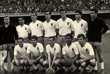 29 de mayo de 1966: su segundo título de Copa. El Zaragoza se sacó la espina de su derrota frente al Atlético de Madrid en la final de la Copa de 1965. En un partido antológico, los ‘Magníficos’ dieron una lección magistral de fútbol en el Bernabéu frente al entonces Atlético de Bilbao y conquistaron su segunda Copa del Generalísimo. Marcelino no logró ninguno de los dos goles del Zaragoza, pero tuvo una tarde sobresaliente. Iríbar, colosal, impidió una goleada de escándalo: el Zaragoza tiró 25 veces a puerta, estrelló dos balones en los postes y a Villa se le anuló un gol legal en el minuto 33. El portero vasco fue levantado en hombros por sus seguidores al final del partido al grito de “Iríbar es cojonudo, como Iríbar no hay ninguno”, pero éste no dudó en señalar que “Quienes merecían haber salido a hombros son los once jugadores del Zaragoza”. Marcelino pasó a ganar 1.400.000 pesetas, el quinto salario más alto de todo el fútbol español.