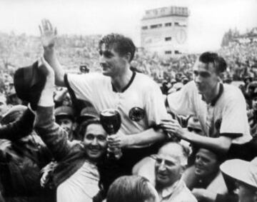 La final de la Copa Mundial de Fútbol de 1954 se dio entre las selecciones de Alemania Federal y Hungría, en donde los húngaros partían como amplios favoritos en Berna, sin embargo, contra todo pronóstico y bajo una intensa lluvia, Alemania Federal logró su primer campeonato del mundo, a este duelo se le conoce como ‘El Milagro de Berna’. 