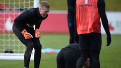 England&#039;s goalkeeper Jordan Pickford (L) reacts as England&#039;s midfielder Lewis Cook kneels on the pitch at a training session at St George&#039;s Park in Burton-on-Trent on March 20, 2018, ahead of their international friendly football matches ag
