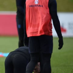 Bromas y no goles en el entreno de Inglaterra