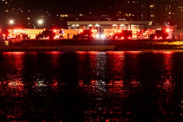 Vehculos de servicios de emergencia operan cerca del lugar del accidente despus de que el vuelo 5342 de American Eagle colisionara con un helicptero mientras se aproximaba al Aeropuerto Nacional Ronald Reagan de Washington y se estrellara en el ro Potomac.