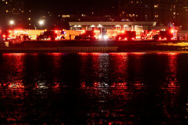 Vehículos de servicios de emergencia operan cerca del lugar del accidente después de que el vuelo 5342 de American Eagle colisionara con un helicóptero mientras se aproximaba al Aeropuerto Nacional Ronald Reagan de Washington y se estrellara en el río Potomac.