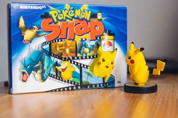 Copia física de Pokémon Snap junto a un amiibo de Pikachu | MeriStation