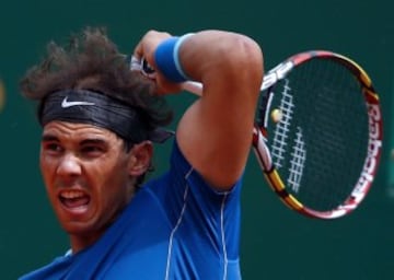 Por lejos el mejor jugador de la historia sobre arcilla, con nueve trofeos de Roland Garros y 47 en total en la superficie. Está segundo en copas de Grand Slam con 14 (ha ganado los cuatro) y primero en Masters 1000 con 27. Su rivalidad con Federer es una de las más emotivas que haya existido.