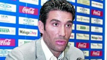 <b>EN ORDEN. </b>Fernando Sanz, ayer en la sala de prensa de La Rosaleda.