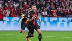 Leverkusen (Germany), 27/04/2024.- Leverkusen's Robert Andrich celebrates with teammates after scoring 2-2 during the German Bundesliga soccer match between Bayer 04 Leverkusen and VfB Stuttgart in Leverkusen, Germany, 27 April 2024. (Alemania) EFE/EPA/CHRISTOPHER NEUNDORF CONDITIONS - ATTENTION: The DFL regulations prohibit any use of photographs as image sequences and/or quasi-video.
