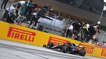 Hamilton cruza la l&iacute;nea de meta del GP de Estiria 2020.