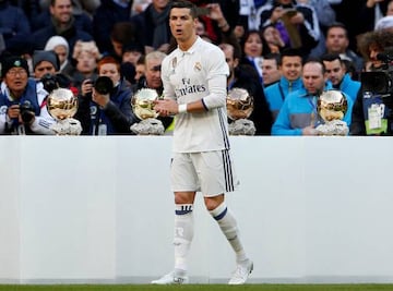 Football Soccer - Real Madrid v Granada - Spanish La Liga Santander - Santiago Bernabeu stadium, Madrid, Spain - 7/1/17 - Real Madrid's Cristiano Ronaldo poses with his 4th Ballon d'Or (Golden Ball) before their Spanish first division soccer match against