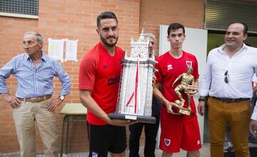 koke con el trofeo