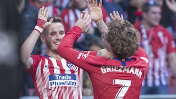 Saúl celebra con Griezmann el 2-0 ante el Villarreal.