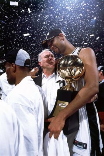 En 2003, Tim Duncan#21 y el entrenador Greg Popovich de los San Antonio Spurs se dedican unas palabras tras ser campeones.
