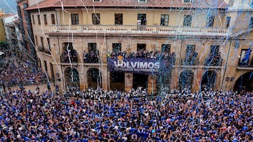 OVIEDO (ASTURIAS), 22/06/2025.- Los jugadores del Real Oviedo en el balcón del ayuntamiento celebrando con la afición el ascenso a Primera División, este domingo en la capital asturiana. EFE/Paco Paredes