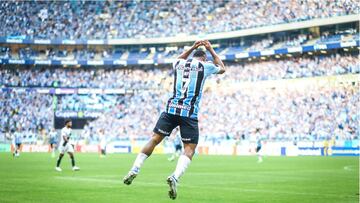 Jaminton Campaz celebrando su gol en el triunfo de Gremio 2-1 sobre Ponte Preta por la fecha 20 de la Serie B de Brasil.