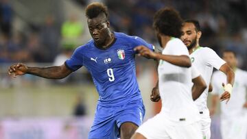 SUI010. ST. GALLEN (SUIZA), 28/05/2018.- Mario Balotelli de Italia (i) disputa el balón con Ysir Alshahrani (d) de Arabia Saudí durante un partido de fútbol amistoso entre Italia y Arabia Saudí que se disputa hoy, lunes 28 de m