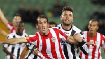 <b>GRUPO ABIERTO. </b>Domizzi agarra a Godín. Los italianos lideran la clasificación tras su victoria.