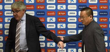 Dani Sánchez Llibre y Chen Yansheng escenificaron el traspaso de acciones del Espanyol el 21 de enero de 2016.